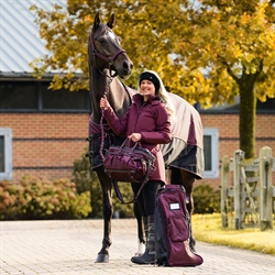QHP Støvletaske Collection / Wine Red - Modelfoto med hest og rytter